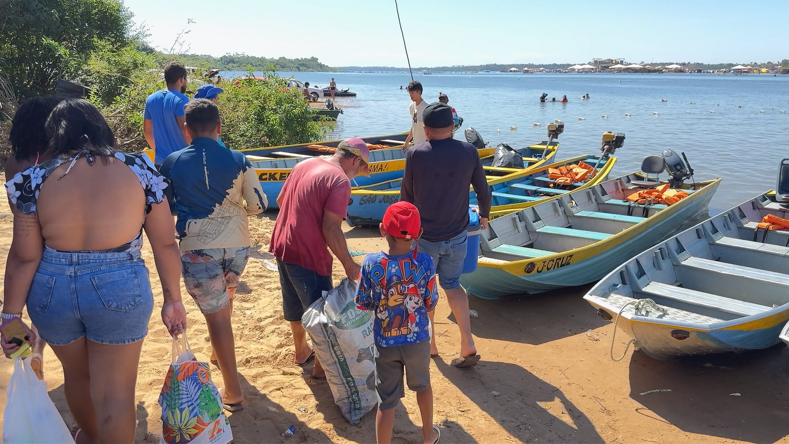 Travessia até a Praia do Pontão: o trabalho essencial dos barqueiros no Rio Araguaia