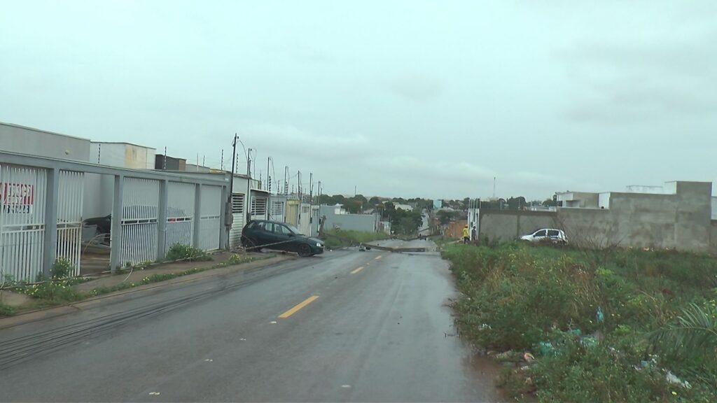 postes caídos e bairros sem energia elétrica